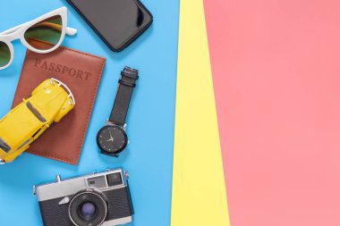 Mavi sarı pembe kopya alanı üzerinde iş seyahati için Roadtravel üst görünüm nesneleri