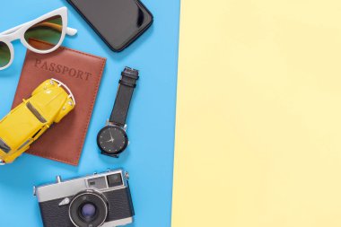 Mavi sarı pembe kopya alanı üzerinde iş seyahati için Roadtravel üst görünüm nesneleri