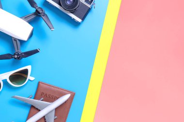 Merhaba teknoloji seyahat gadget ve aksesuarları mavi ve pembe sarı kopyalama alanı