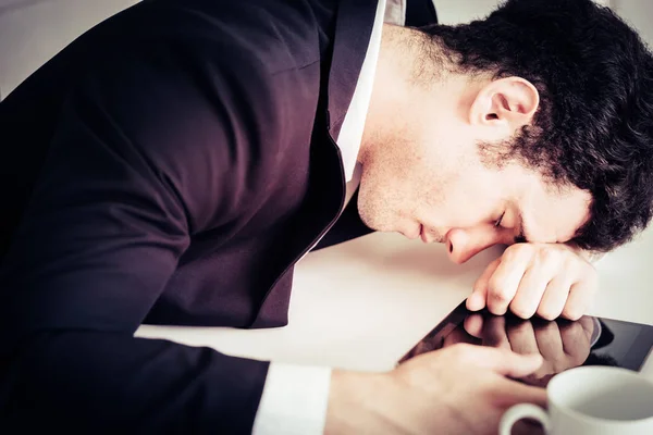Zmęczony Biznesmen Zasypia Stole Biurowym — Zdjęcie stockowe