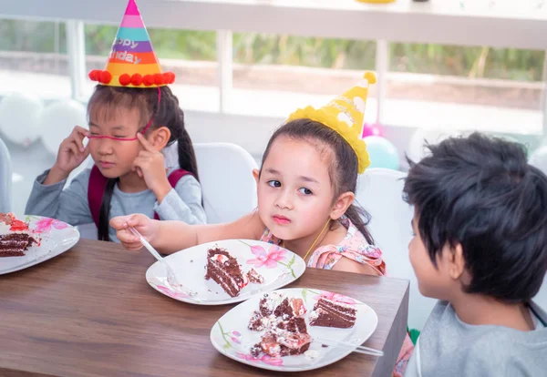 Παιδιά Της Ασίας Είναι Ευτυχισμένα Τρώγοντας Την Τούρτα Γενεθλίων Της — Φωτογραφία Αρχείου