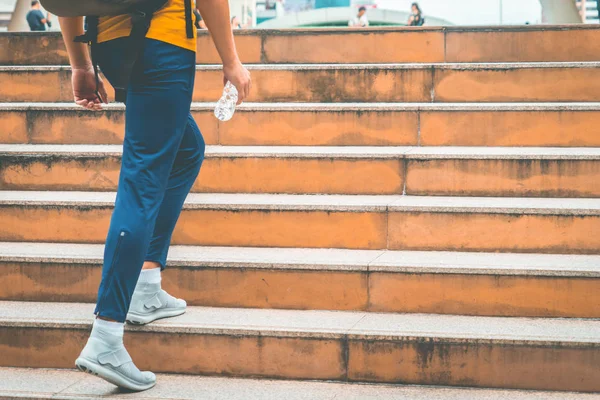 Hombre Deporte Hombre Está Caminando Por Escalera Ciudad Moderna — Foto de Stock
