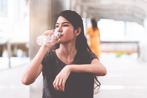 Sport Woman Pije Świeżą Wodę Gorącej Plenerze — Zdjęcie stockowe