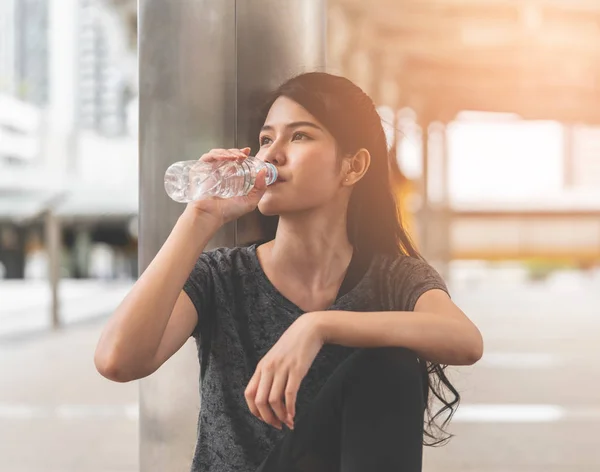 Sport Woman Pije Świeżą Wodę Gorącej Plenerze — Zdjęcie stockowe