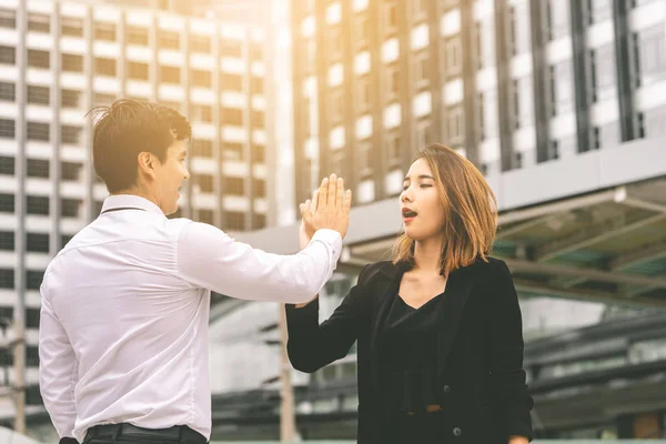 İş aşığı çift modern şehirde başarı için merhaba beş