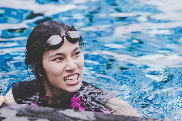 Asiatische Mädchen Schwimmbad Mit Kopierraum — Stockfoto