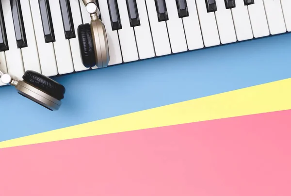 Muziek Keyboard Synthesizer Met Gouden Koptelefoon Blauw Roze Kopie Ruimte — Stockfoto