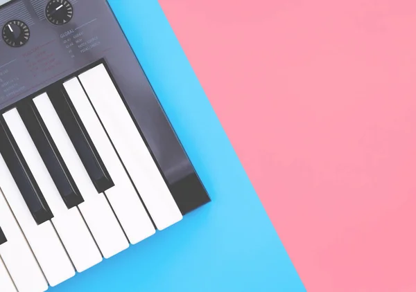 Synthétiseur Clavier Musique Instrument Sur Espace Copie Rose Bleu — Photo