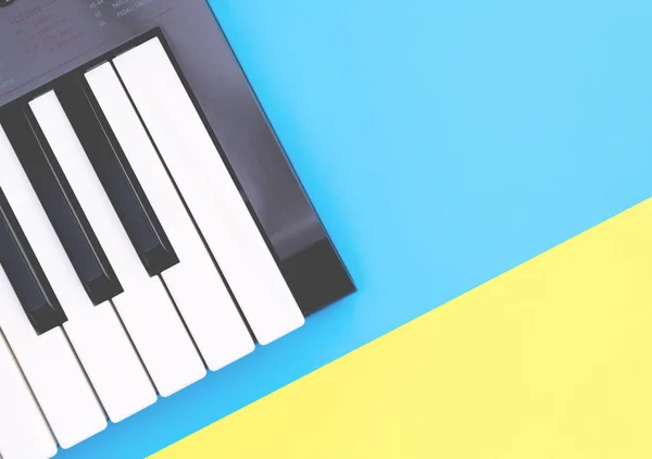 Müzik Poster Konsepti Için Mavi Sarı Kopyalama Alanı Müzik Klavye — Stok fotoğraf