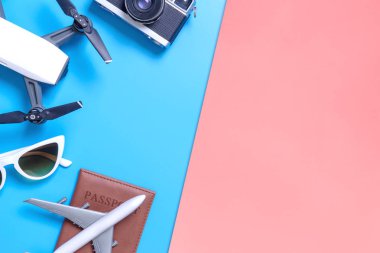 Merhaba teknoloji seyahat gadget ve aksesuarları mavi ve pembe sarı kopyalama alanı