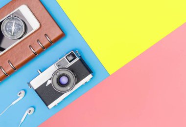 mavi ve sarı pembe arka plan üzerinde kamera pusula günlüğü