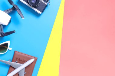Merhaba teknoloji seyahat gadget ve aksesuarları mavi ve pembe sarı kopyalama alanı