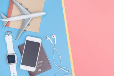 Mavi sarı pembe kopya alanı üzerinde iş seyahati için üst görünüm gadget'lar ve nesnelerseyahat