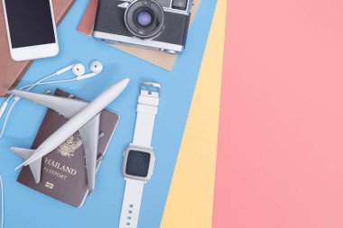 Mavi sarı pembe kopya alanı üzerinde iş seyahati için üst görünüm gadget'lar ve nesnelerseyahat