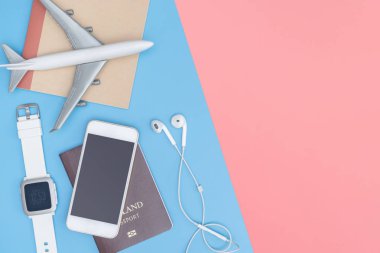 Mavi sarı pembe kopya alanı üzerinde iş seyahati için üst görünüm gadget'lar ve nesnelerseyahat