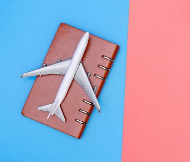 Mavi ve pembe arka planda beyaz oyuncak uçak