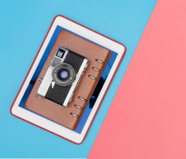 Seyahat düz yatıyordu ve mavi kopyalama alanı üzerinde iş seyahati için nesneler