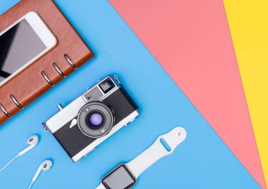 Seyahat aksesuarları nesneleri ve gadget'lar üst görünüm flatlay mavi sarı pembe