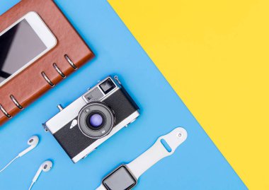 Seyahat aksesuarları nesneleri ve gadget'lar üst görünüm flatlay mavi sarı