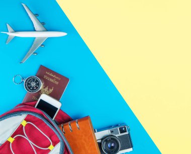 Mavi sarı kopya alanı backpacker hava seyahat ekipmanları 