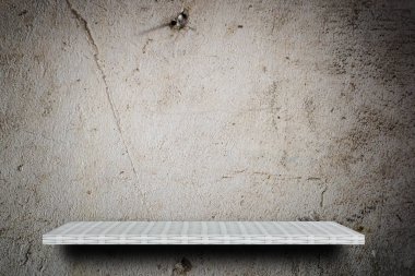 Ürün ekranı için gri grunge çimento dokusu üzerinde boş raf sayacı