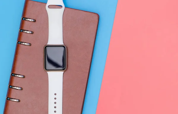 Smart Watch Notebook Voor Organiseren Concept Met Blauw Roze — Stockfoto