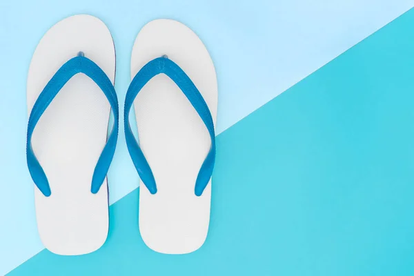 White Foam Beach Sandalen Blauwe Kopieerruimte — Stockfoto