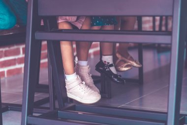 Sınıf masa masaaltında ayakkabı ile Çocuk ayakları