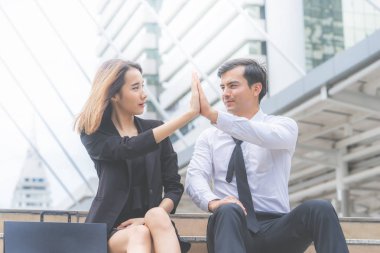 İş aşığı çift modern şehirde başarı için merhaba beş