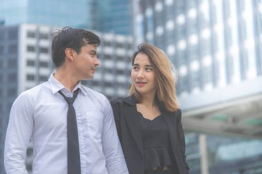 Sevgili çift işçi işten sonra birlikte yürüyor