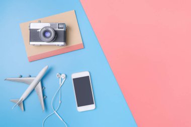 Poster ve afiş için mavi pembe sarı kopya alanı Hipster blogger seyahat nesneleri