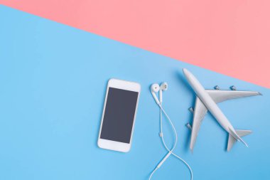 Poster ve metin için mavi kopyalama alanında düzlem ekranlı Boş Cep telefonu