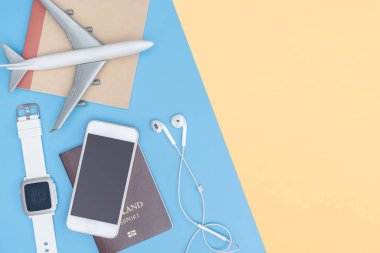 Mavi sarı pembe kopya alanı üzerinde iş seyahati için üst görünüm gadget'lar ve nesnelerseyahat
