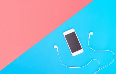 Mavi kopya alanı için poster ve metin üzerinde müzik kulaklık ile boş cep telefonu ekran