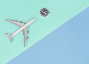 Oyuncak uçak mavi yeşil dünya konsepti seyahat ediyor 