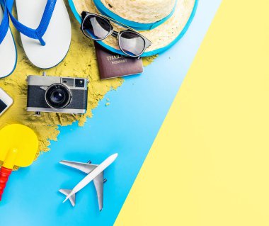 Kum ve mavi sarı arka plan plaj Yaz Tatili seyahat aksesuarları ve moda