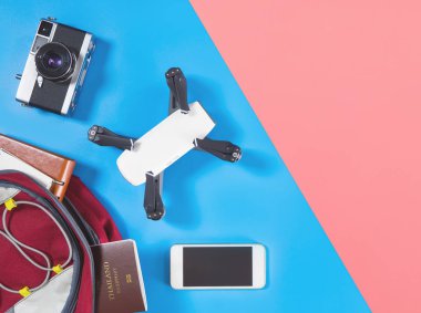 Backpacker turistik seyahat gadget'lar ve nesneler sırt çantası üst görünümü düz mavi pembe yatıyordu