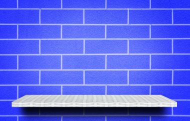 Mavi tuğla duvarda boş sayaç rafı