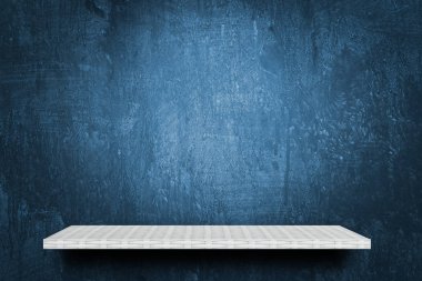 Mavi çimento duvarda boş sayaç rafı