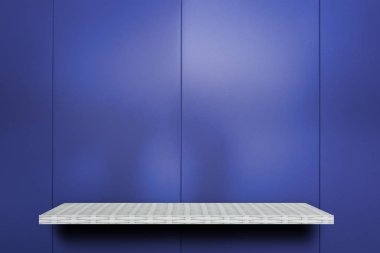 Ürün ekranı için mavi metal parlak arka plan üzerinde boş beyaz raf 