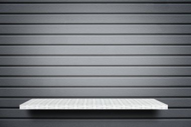 Ürün görüntülemesi için gri çizgili arka plan üzerinde boş beyaz raf