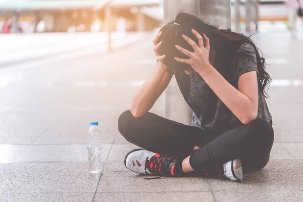 Deporte Mujer Con Mano Cabeza Con Dolor Cabeza — Foto de Stock