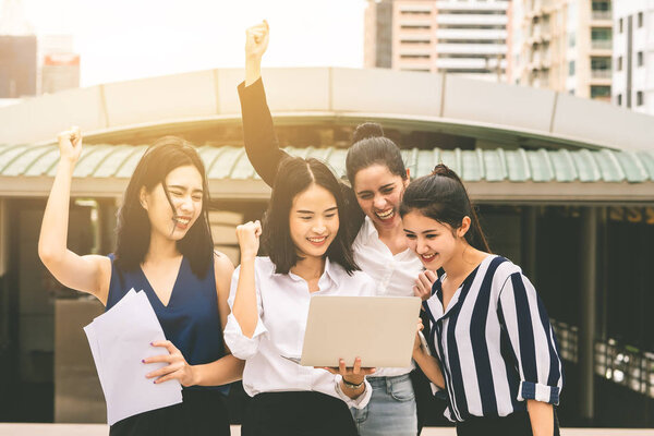 четыре уверенности деловая женщина команда с успехом жест
