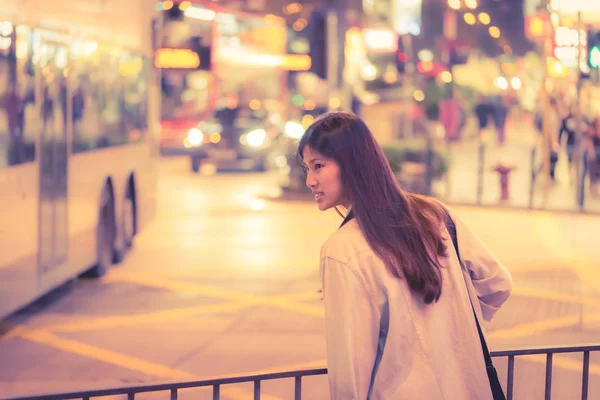 Linda Chica Viajera Asiática Calle Nocturna Hong Kong —  Fotos de Stock