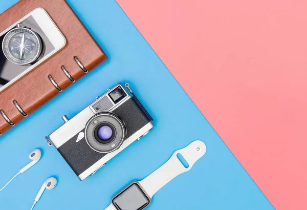 Camera Met Smart Watch Oortelefoon Blauw Geel Roze — Stockfoto