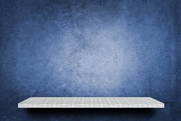 Ürün görüntülemesi için mavi çimento arka planda boş beyaz raf