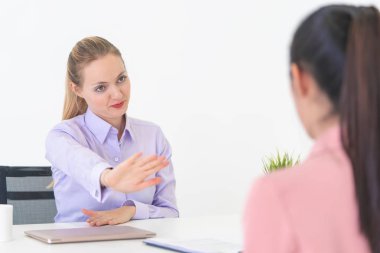 Kadın, iş görüşmesindeki memuru tarafından reddedildi.