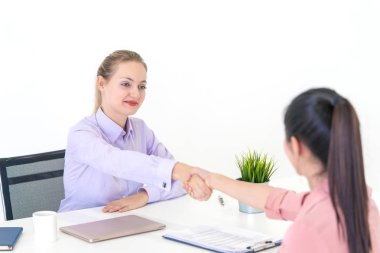 İş kadını başarılı bir toplantının ardından personelle el sıkışırken