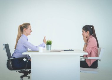 Başarılı iş görüşmesinden sonra iş sözleşme imzalamaya davet yeni işveren