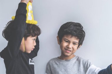 Doğum günü partisinde birlikte oynayan iki çocuk